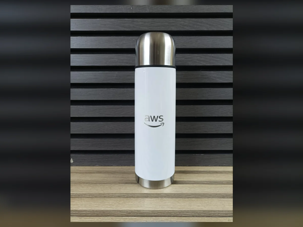 AWS · merchandising para eventos · Producción, producido por SOMOS DER (1)