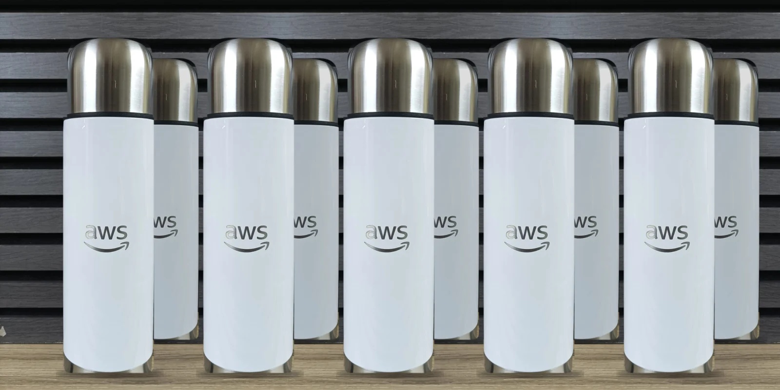 Termos con el grabado de marca de AWS producidos por SOMOS DER para eventos en Buenos Aires y Santiago de Chile