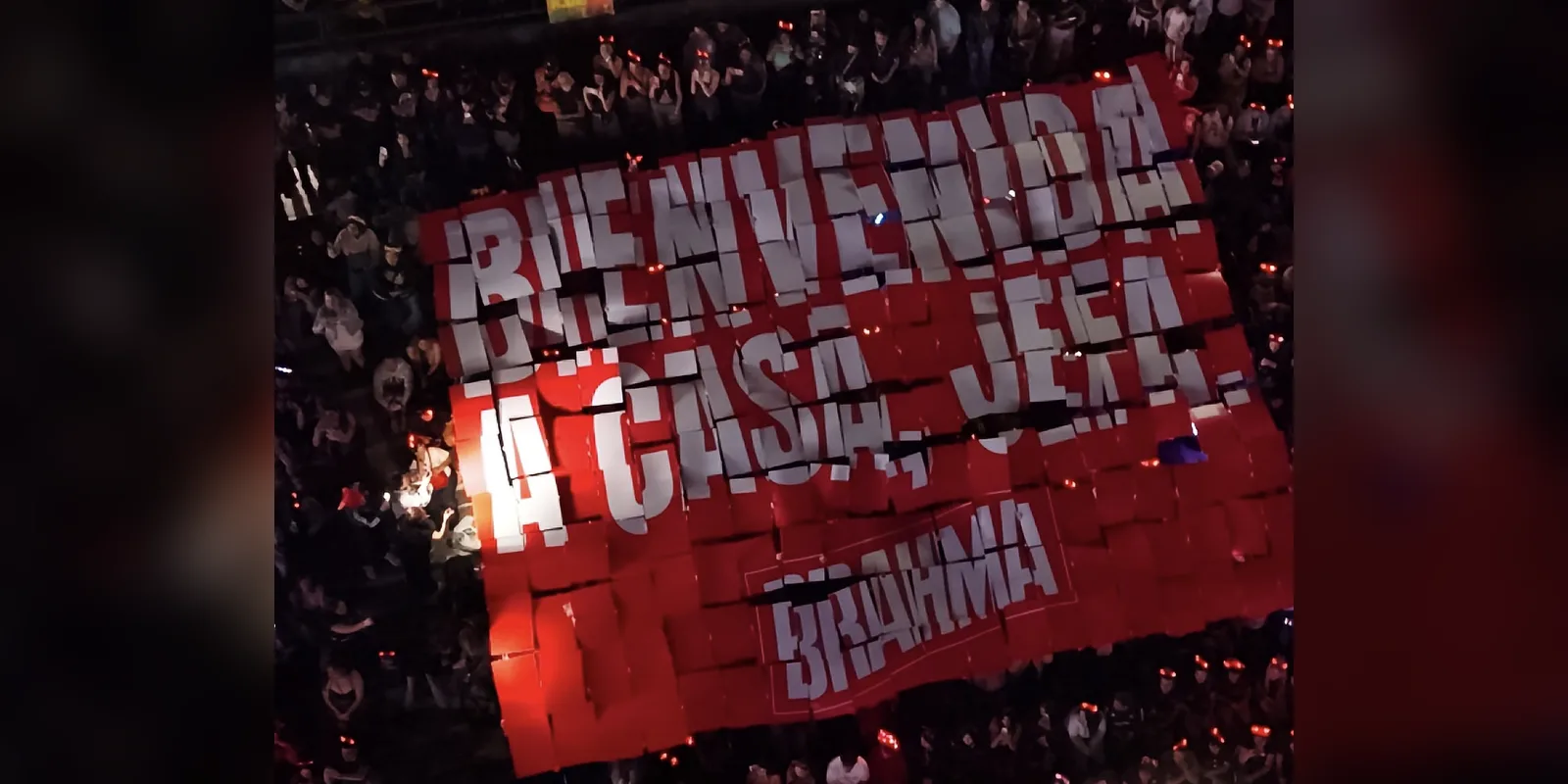 Mosaico «BIENVENIDA A CASA, JEFA.» con el logo de Brahma levantado en la platea del Estadio 23 de Agosto de Jujuy durante el show de Cazzu, producido por SOMOS DER
