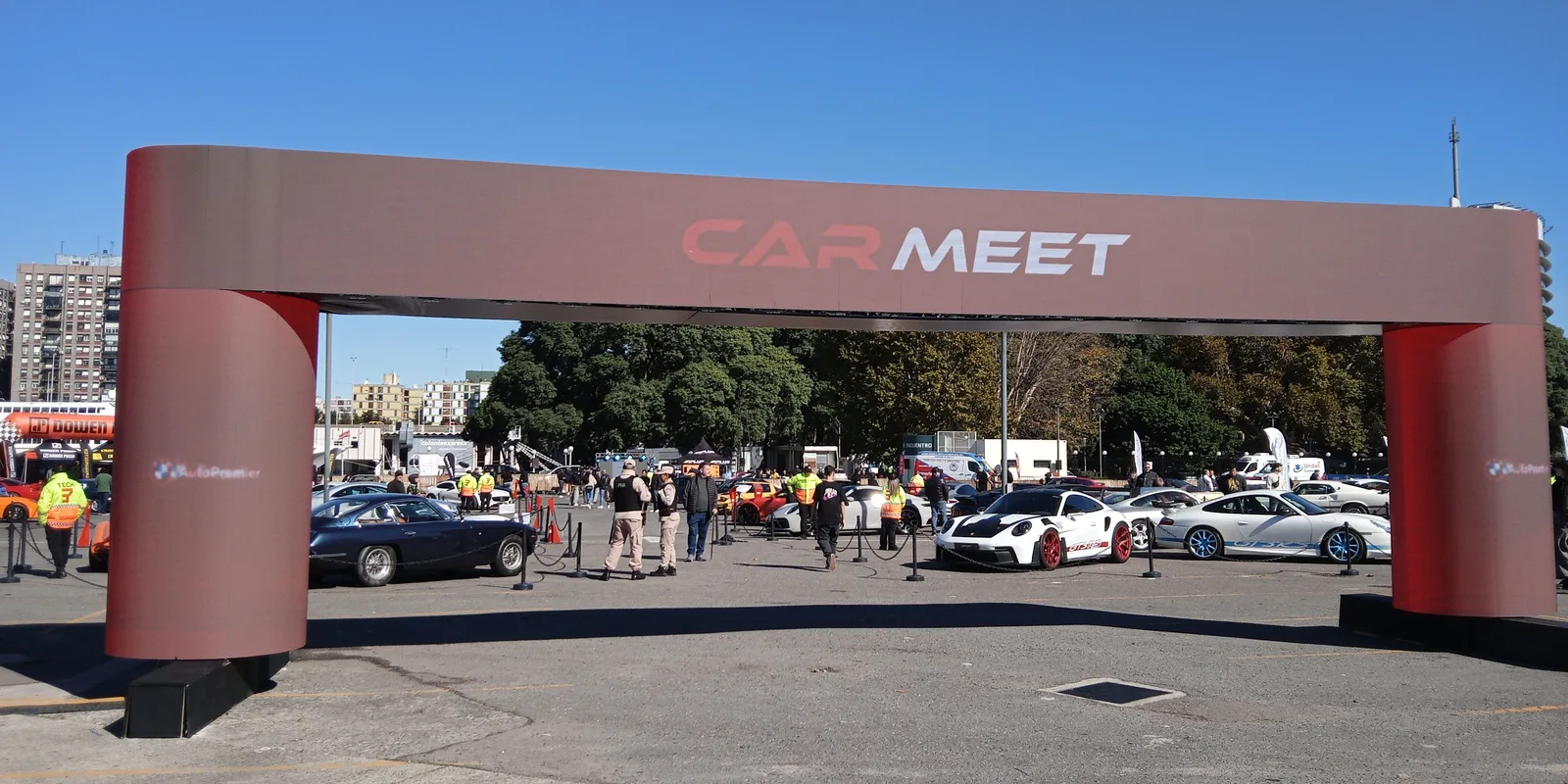 Arco de ingreso del CARMEET 2026 en el Casino de Puerto Madero, con el personal de SOMOS DER