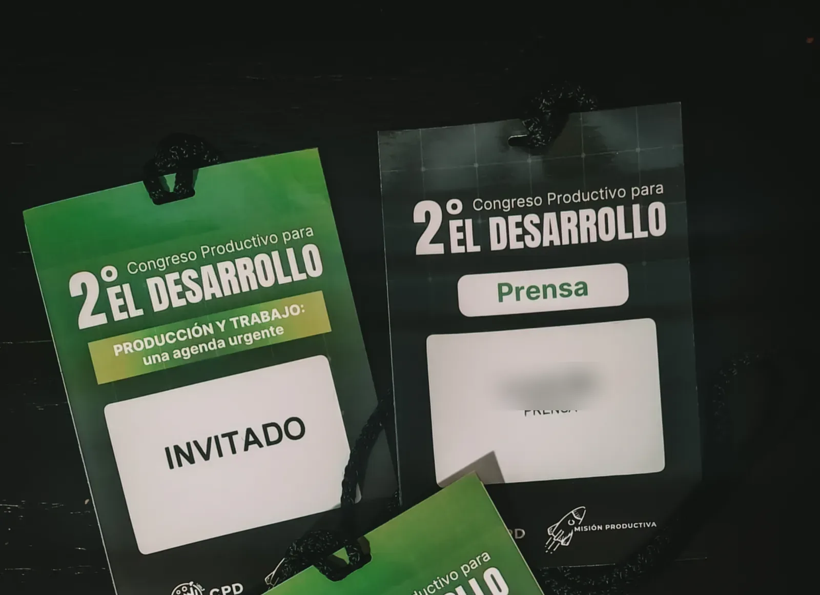 Credenciales del 2º Congreso Productivo para el Desarrollo, con las categorías Invitado y Prensa