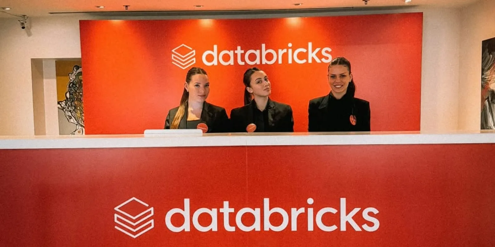 Mostrador de acreditación del Databricks Live Argentina 2026 en el Hotel Libertador, con el equipo de promotoras de SOMOS DER