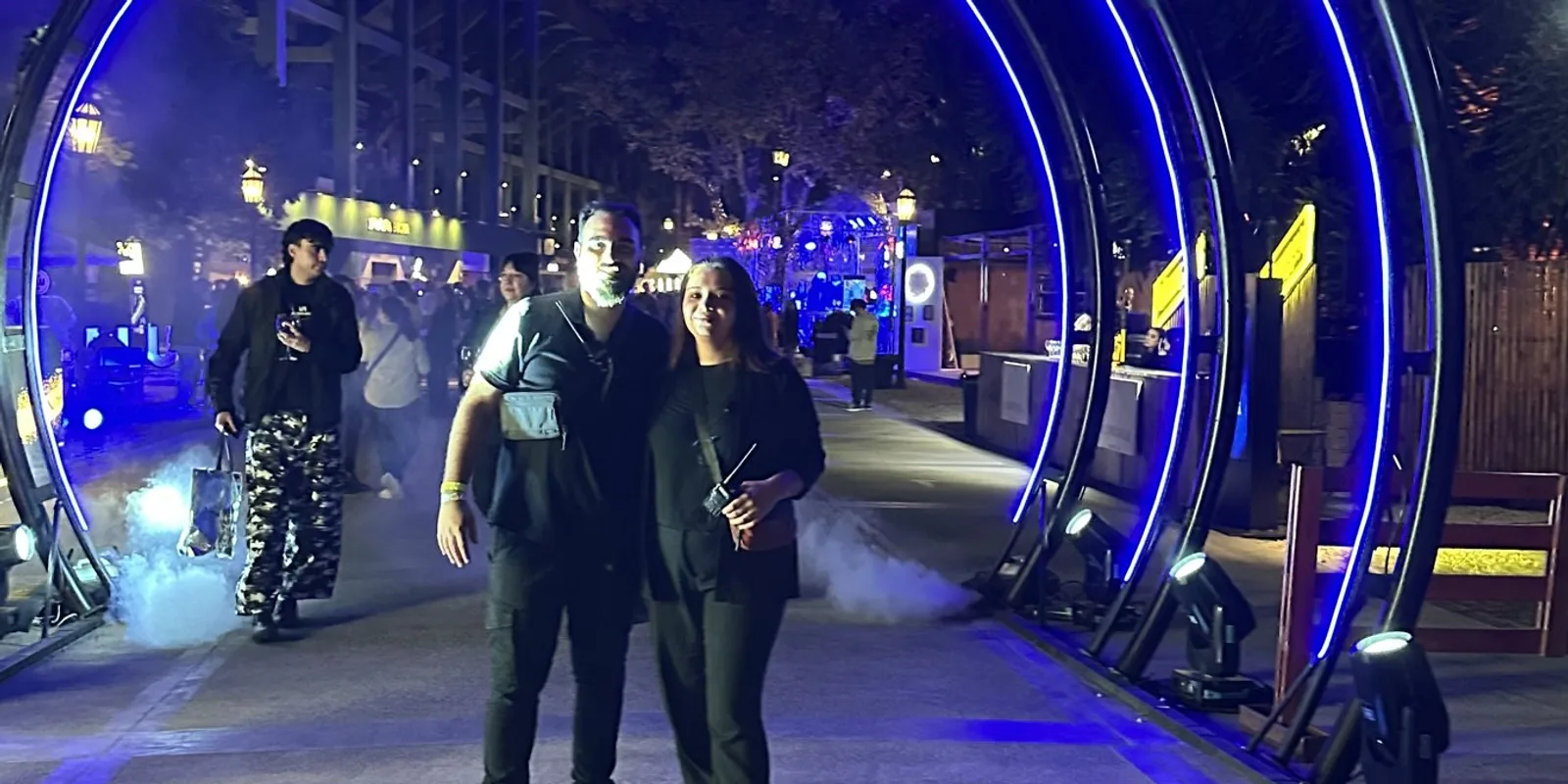 Túnel de luces del ingreso al Feel Gin Festival 2026 en el Campo Argentino de Polo, con personal de SOMOS DER